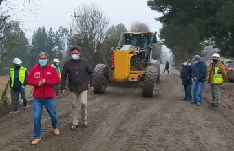 Autoridades inspeccionan el avance de las obras para la pavimentación del camino Emulpan – Hualapulli, que une Villarrica y Loncoche