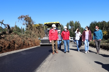 Autoridades de Gobierno inspeccionan la ejecución de las obras de pavimentación del camino Troll – Pailacoyan en la comuna de Carahue