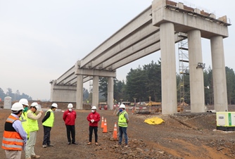 Autoridades inspeccionan avances y medidas de seguridad en obras de construcción del nuevo puente Cautín en Cajón