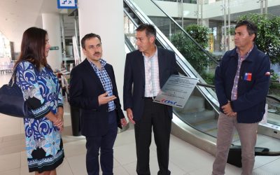 ENTREGAN PLACA CONMEMORATIVA DEL PRIMER LUGAR EN EL CONCURSO MEJOR OBRA ARAUCANÍA 2015 EN EL AEROPUERTO REGIONAL