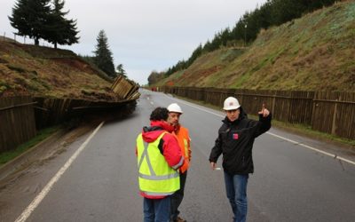 MOP EVALUA SITUACIÓN DE EMERGENCIA DEBIDO A DESLIZAMIENTO DE TIERRA EN RUTA QUE UNE CARAHUE CON NUEVA IMPERIAL
