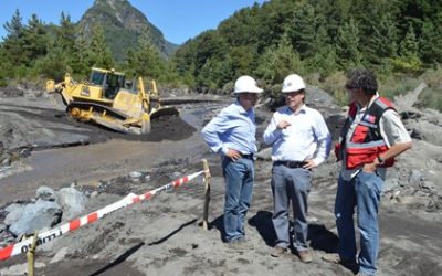 Ministro Undurraga inspecciona reconstrucción de puente destruido en crecida de río por erupción de Volcán Villarrica