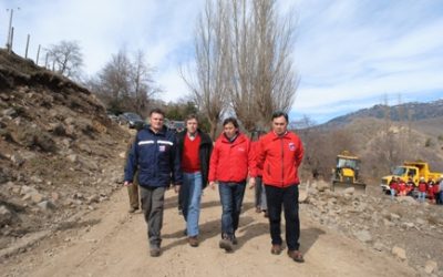 Ministro Golborne inspecciona trabajos de mejoramiento de caminos indígenas en Región de La Araucanía