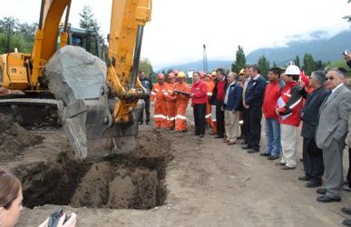 Autoridades de Gobierno colocan primera piedra del Puente Medina en Melipeuco
