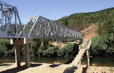 Comunidad de Huamaqui inaugura nueva pasarela peatonal