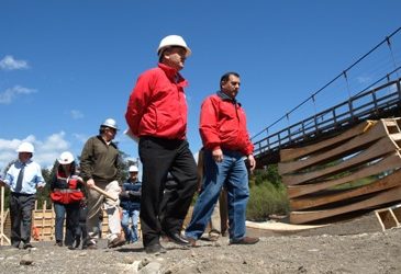 Intendente de la Araucanía inspeccionó obras de construcción del Puente Quelhue