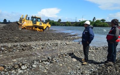 MOP TRABAJA EN CAUCE DEL RIO CAUTIN, PARA MEJORAR ESCURRIMIENTO DE LAS AGUAS