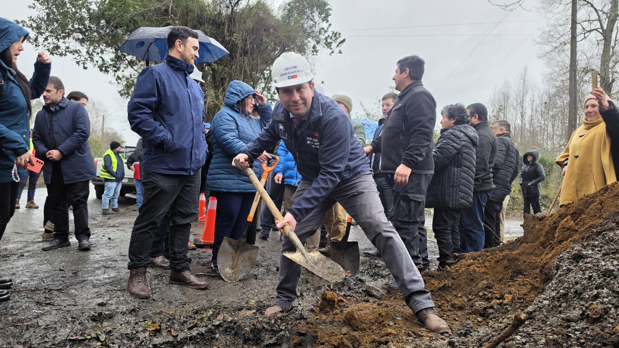 AUTORIDADES INSTALAN PRIMERA PIEDRA DEL CAMINO  LOS LAURELES – PEDREGOSO QUE UNIRÁ CUNCO Y VILLARRICA
