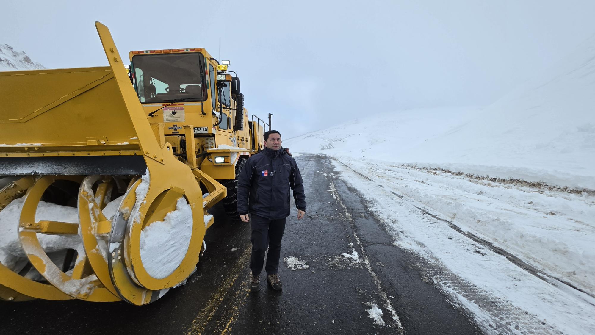 MOP: VIALIDAD OPERATIVA INVERNAL REALIZA INTENSOS TRABAJOS DE DESPEJE EN PASO FRONTERIZO PINO HACHADO